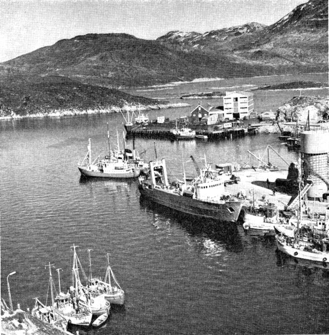 (Foto). Godthåbs skibshavn 1969 med atlantkaj og pakhuse over for trawlerkajen med isværk, trawlere og fiskekuttere. (F.: Chr. Vibe, 1969).