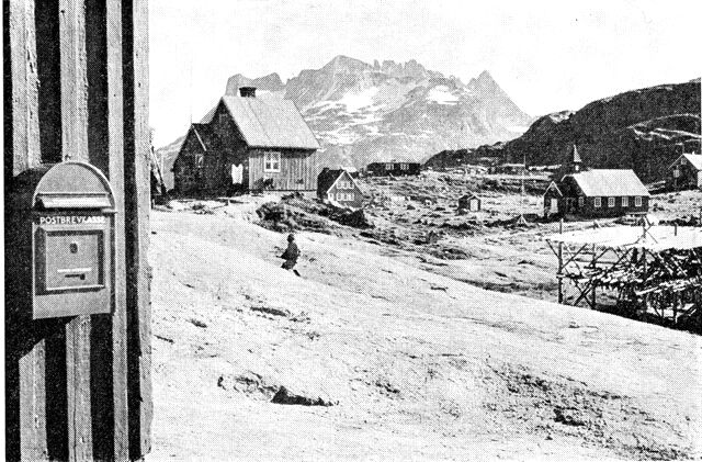 (Foto). KGH’s røde postkasser findes ved de fjerneste udsteder, her i Augpilagtoq i Prins Christian Sund. (F.: H. C. Christiansen).