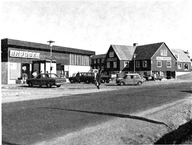 (Foto). Brugsen og en privat butik ved butikstorvet i Godthåb. I fællesskab overtager begge butiksformer en voksende del af omsætningen. (F.: Chr. Vibe 1969).