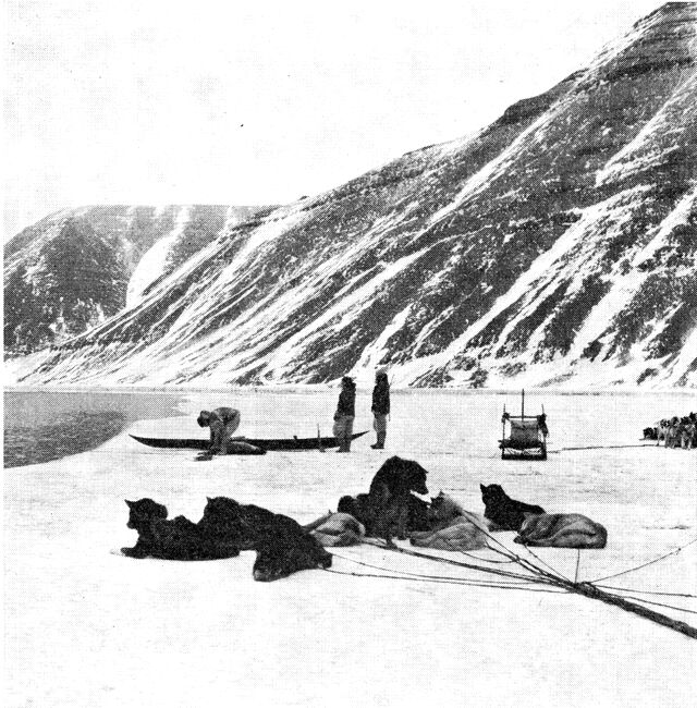 (Foto). Iskantfangst, hvor kajakken medbringes på slæden og anvendes til at hente den skudte sæl. (F.: Chr. Vibe, Neqe 1940).