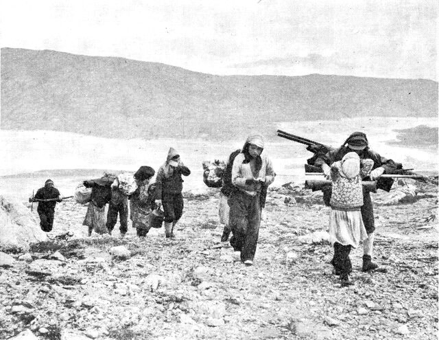 (Foto). Renjægere på vej mod indlandet, hvor august-september tilbringes med jagt. Situationen her er optaget 1955 - siden da har vildrenbestanden bredt sig så stærkt, at den væsentligste jagt nu foregår nær fjordene. (F.: Chr. Vibe).