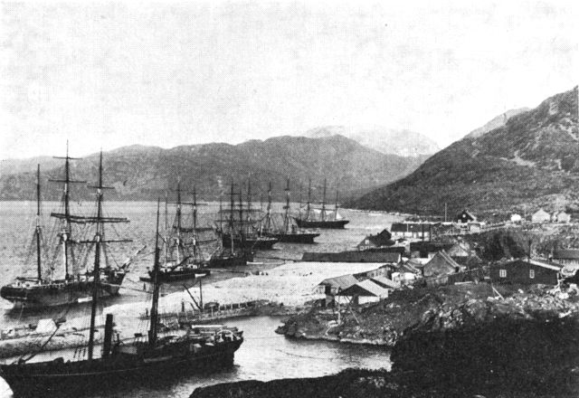 (Foto). Skibe opankret ved Ivigtut i sidste halvdel af 1800t. (Arkt. Inst.).