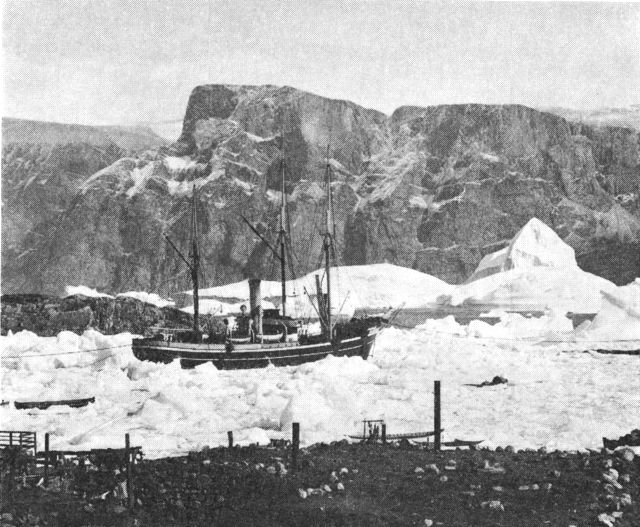 (Foto). S/S »Godthåb« ved Umanak 1946. (Arktisk Institut).