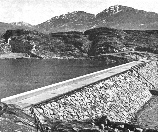 (Foto). Den kunstigt anlagte vandsø ved Godthåb. (F.: Chr. Vibe 1969).