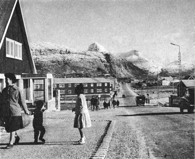 (Foto). Nye butikker, boliger og elektrisk gadebelysning langs Skibshavnsvejen i Godthåb 1966. (F.: G. P. Rosendahl).