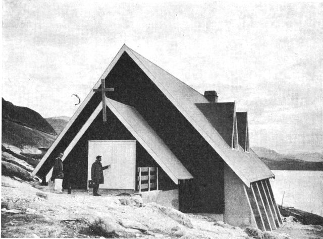 (Foto). Under GTO’s meget alsidige virksomhed har ny teknik og arkitektur på mange felter fået indpas i Grønland - som her ved opførelsen af kirken i Kapisigdlit. (GTO).