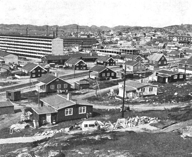 (Foto). Enfamiliehuse og etagehuse, hvoraf flere under opførelse, Godthåb 1969. (F.: Chr. Vibe).
