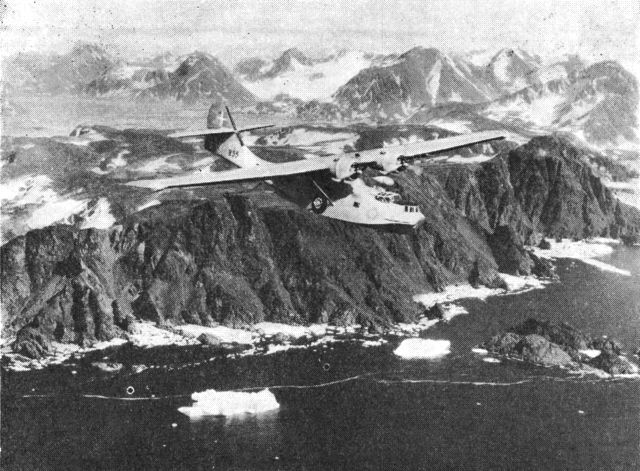 (Foto). Catalina-patruljefly over Sydvestgrønland. Disse fly har i de sidste årtier ydet en fortrinlig indsats ved redningstjeneste, transport, posttjeneste, isrekognoscering, fiskeriinspektion og assistance ved videnskabelige ekspeditioner.