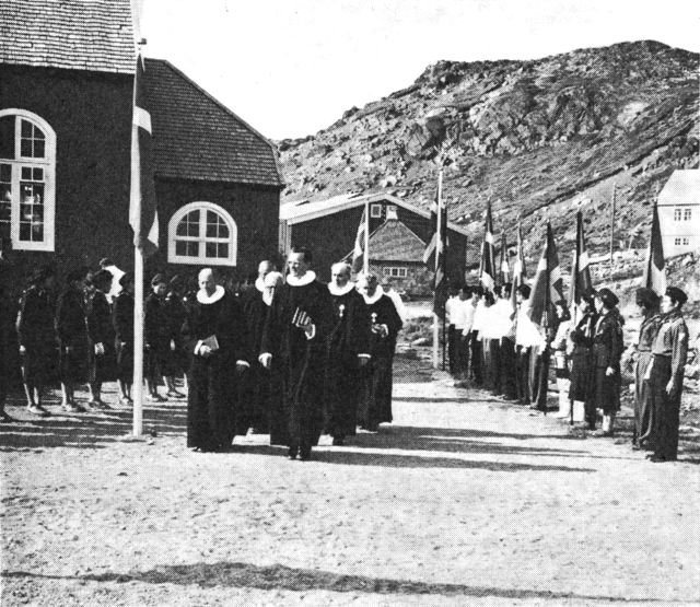 (Foto). Efter festgudstjenesten ved kirkejubilæet i Julianehåb 1957. (F.: Chr. Vibe).
