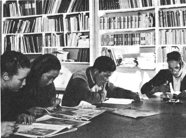 (Foto). I beg. af 1950’erne etablerede fritidsudvalget en læsestue i landsrådssalen i Godthåb. (F.: Jette Bang. Copyr. Arct. Inst.).