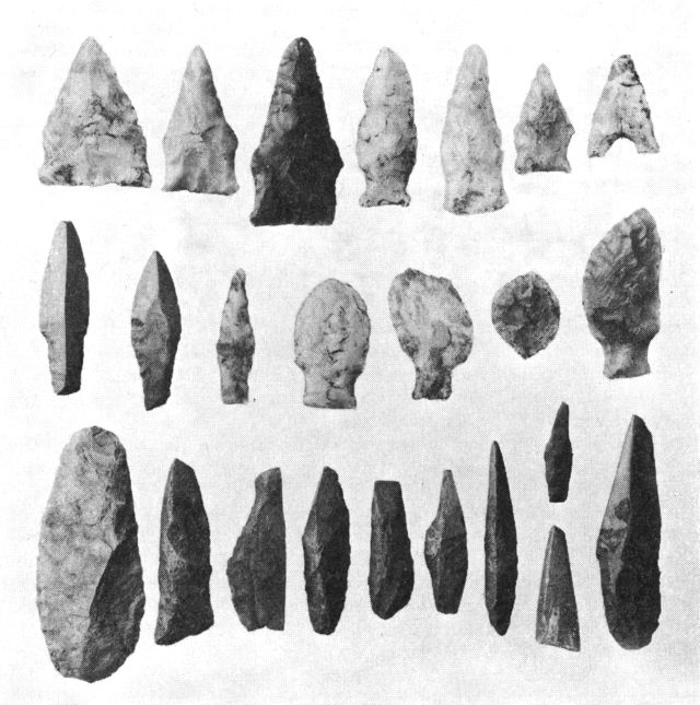 (Foto). Pilespidser og andre stenredskaber fremstillede af Dorset-kulturens folk. (F.: Nationalmuseet).