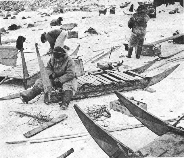 (Foto). Slæderne klargøres til forårets lange bjørnejagter. (F.: Chr. Vibe. Neqe, 1940).