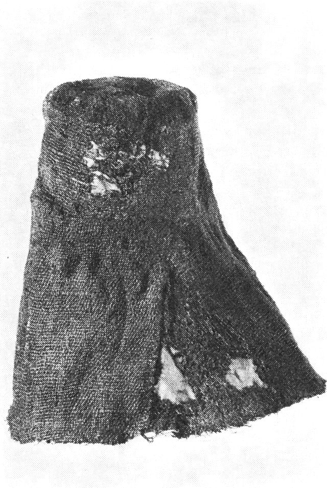 (Foto). »Burgunderhætten«, der var på mode i Burgund efter 1450, fundet under udgravninger af kirkegården på Herjólfsnes. (F.: Nationalm.).