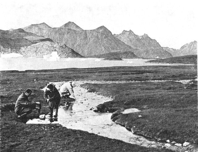 (Foto). De varme kilder ved Ûnartoq var velkendte af nordboerne. På Siglufjords modsatte side th. lå benediktinerindernes nonnekloster. (F.: H. C. Christiansen).