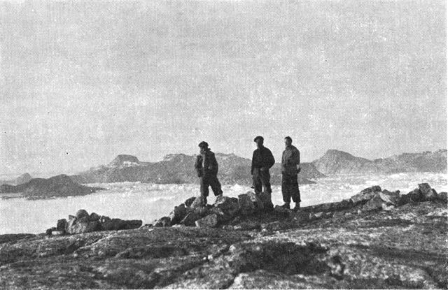 (Foto). Kingigtorssuaq med de tre varder, hvor runestenen blev fundet. (F.: A. Rosenkrantz).