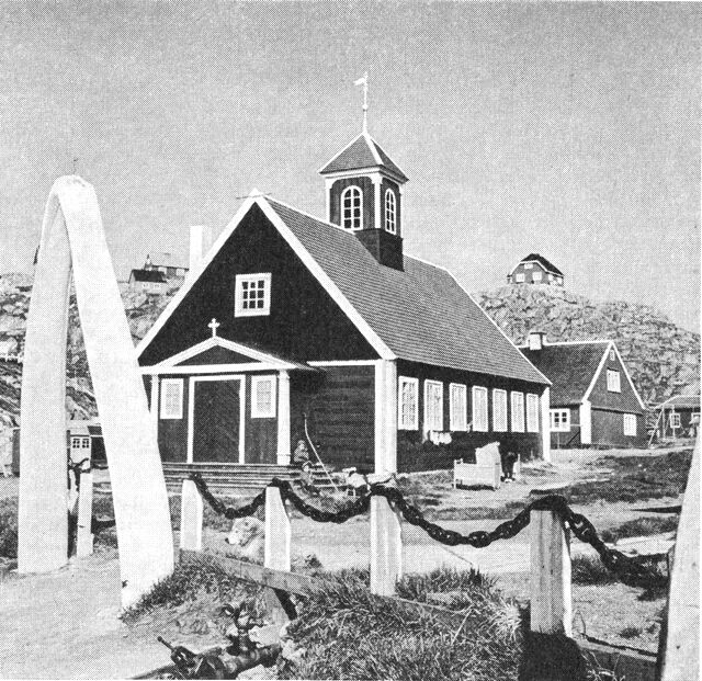 (Foto). Den første kirke, hvor befolkningen selv gav midlerne til opførelsen, blev rejst i Holsteinsborg og indviet 6/1 1775. Hvalkæbeporten er af senere oprindelse. (F.: B. Vienberg).