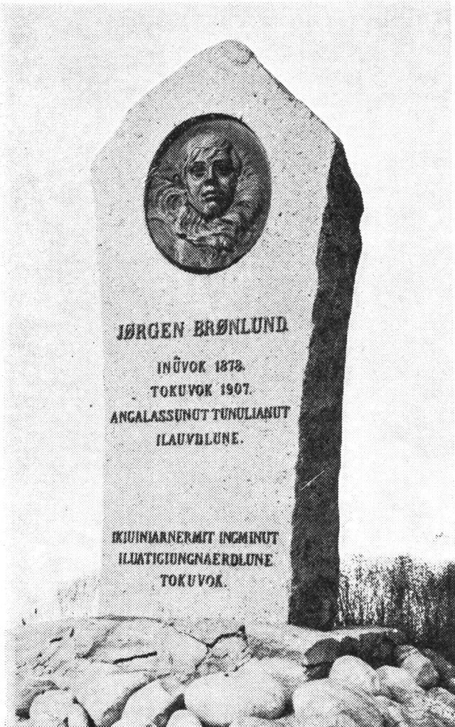(Foto). Jørgen Brønlund, der 1907 omkom under udforskningen af Nordøstgrønland. Mindesten i Godthåb.