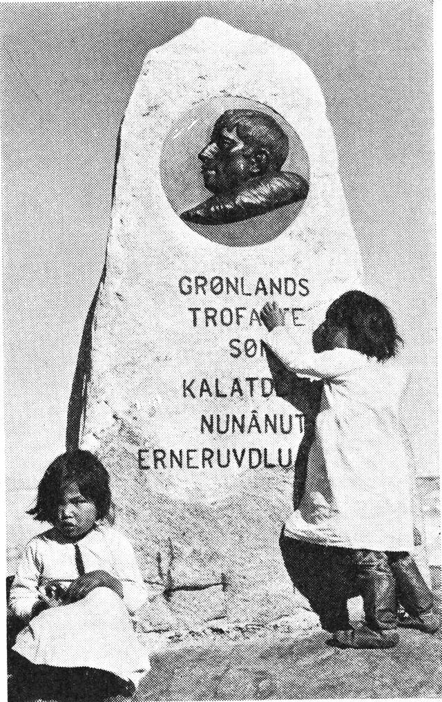 (Foto). Knud Rasmussen, der 1910 grundlagde Thule og herfra udforskede Nordgrønland. Mindesten i Jakobshavn.