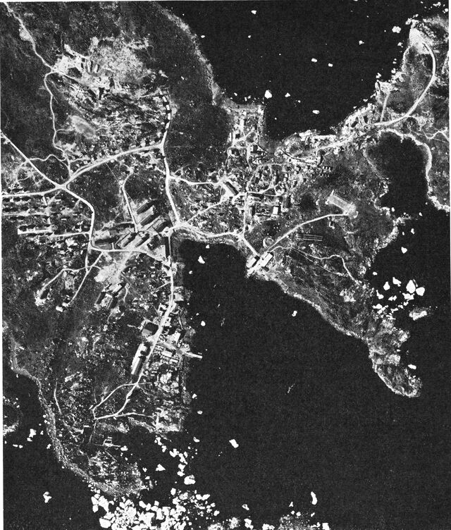 (Foto). Nanortalik set fra luften. (Eneret Geodætisk Institut).
