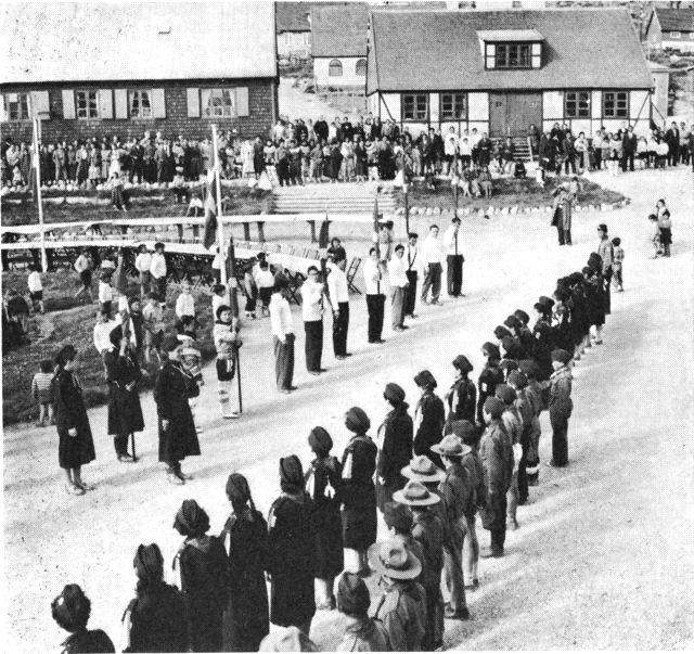 (Foto). Spejderparade på bytorvet i Julianehåb. (F.: Chr. Vibe 1957).