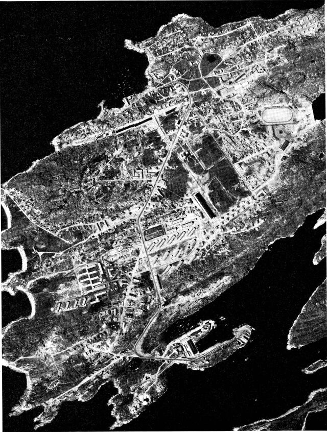 (Foto). Godthåb. Forneden skibshavnen, foroven den gamle kolonihavn omgivet af det ældste Godthåb. (Eneret: GTO, 1967).