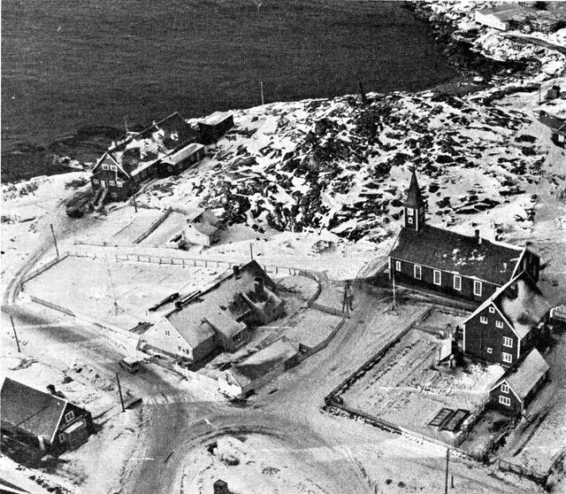 (Foto). Det ældre Godthåb: sygehus, landshøvdingebolig, kirke og landsprovstebolig. På fjeldknolden statuen af Hans Egede. (Nordisk Pressefoto).