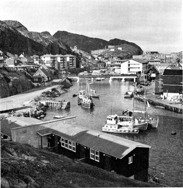(Foto). Sukkertoppens kanaler har givet byen navnet »Grønlands Venedig« (F.: Chr. Vibe 1969).