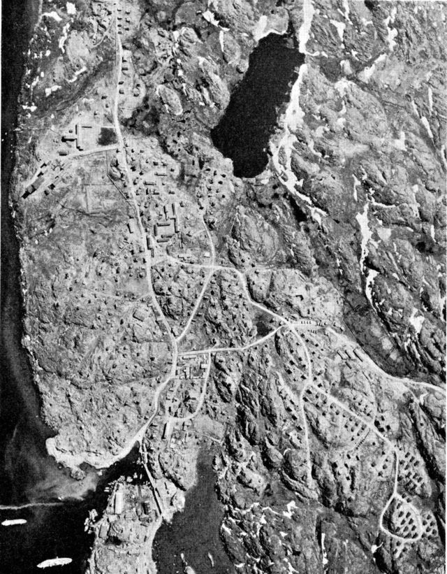 (Foto). Holsteinsborg set fra luften 1968. (Eneret Geodætisk Institut).