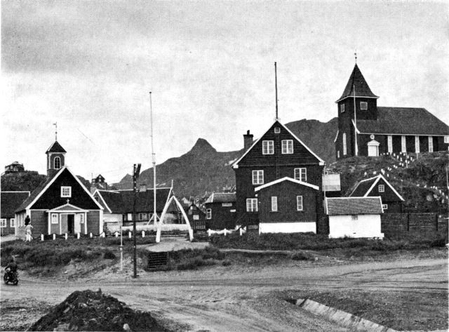 (Foto). Holsteinsborgs gamle bymidte med gamle og nye kirke. (F.: Chr. Vibe 1969).