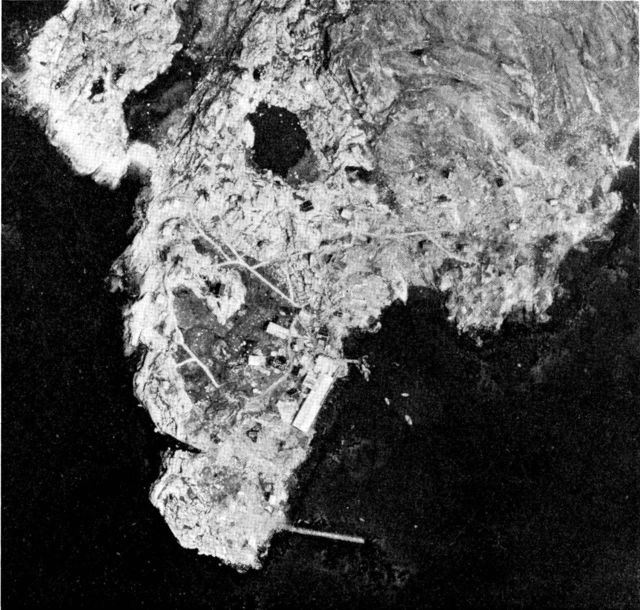 (Foto). Kangâtsiaq set fra luften 1958. (Eneret Geodætisk Institut).