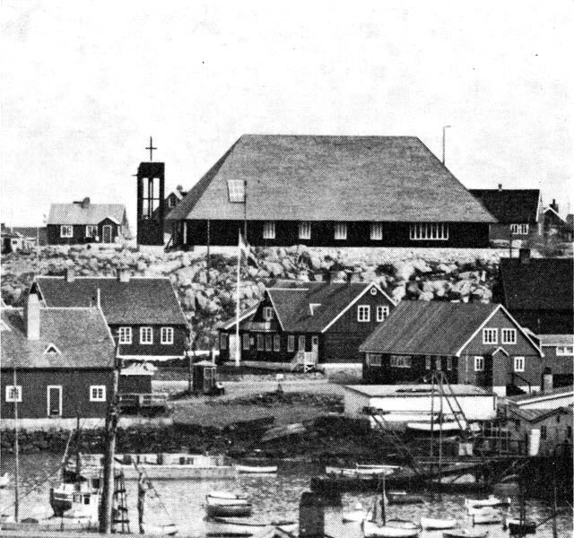 (Foto). Egedesminde nye kirke bag de ældre KGH bygninger. (F.: Helge Christensen).