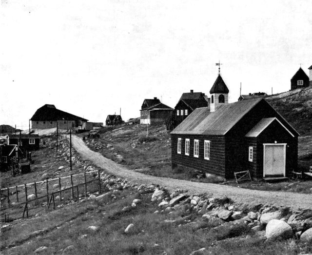 (Foto). Christianshåb nye og gamle kirke. (F.: Chr. Vibe 1969).