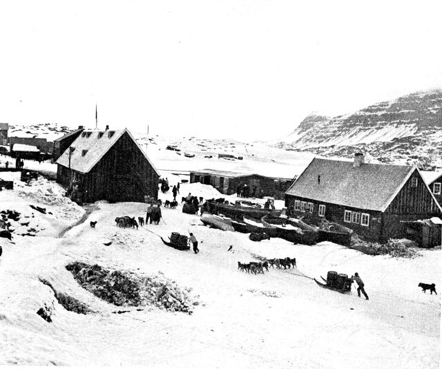 (Foto). Vand- og ishentning pr. hundeslæde. Th. hvalfangernes gamle mandskabshus, tv. den tidligere landsfogedbolig. Godhavn 1939. (F.: Jette Bang).