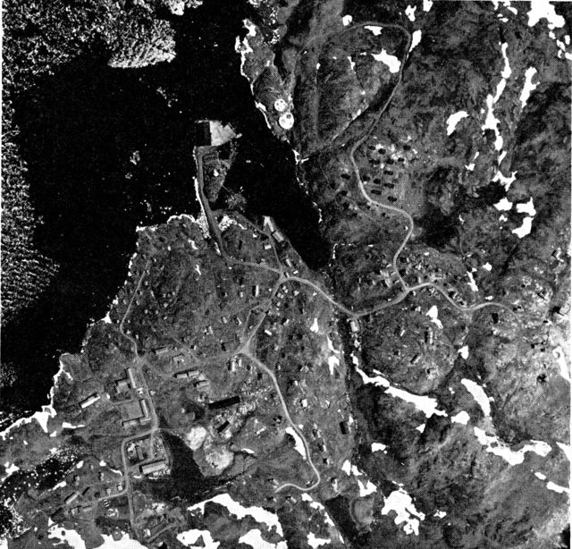 (Foto). Angmagssalik set fra luften. (Eneret Geodætisk Institut 1968).