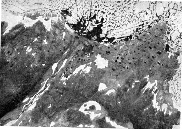 (Foto). Scoresbysund set fra luften. Syd: opefter. (Eneret Geodætisk Institut 1968).