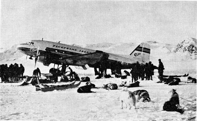 (Foto). Islandsk ski-fly lander på havisen ved Scoresbysund (F.: K. Kaysfeldt).